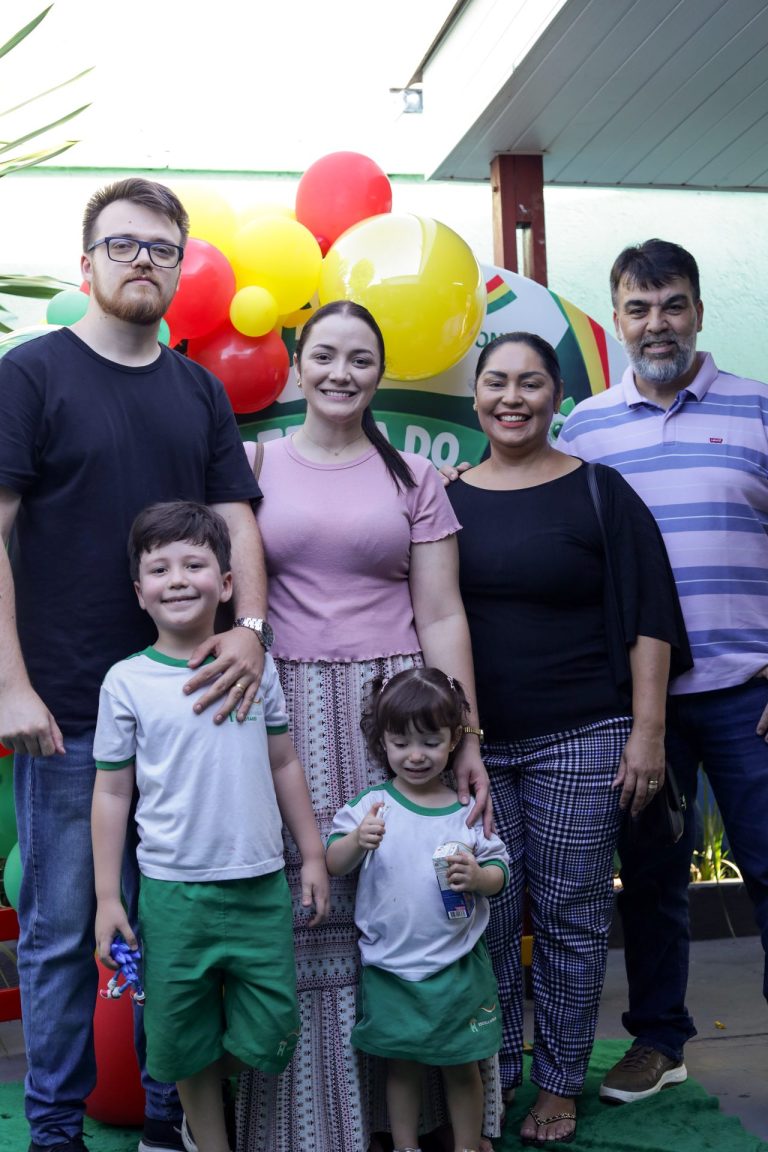 Família com dois alunos na Feira do Mini Empreendedor