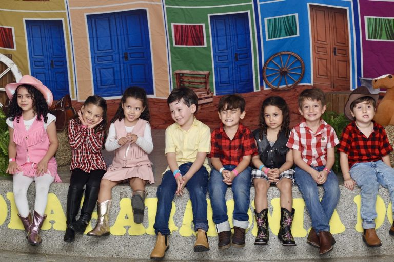 Crianças da Educação Infantil com trajes de festa junina