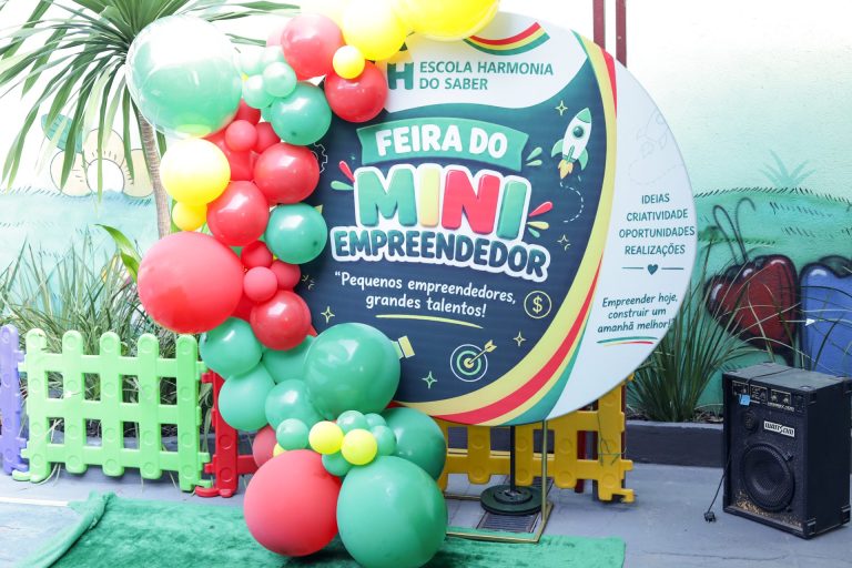 Painel da Feira do Mini Empreendedor decorado com balões nas cores da escola