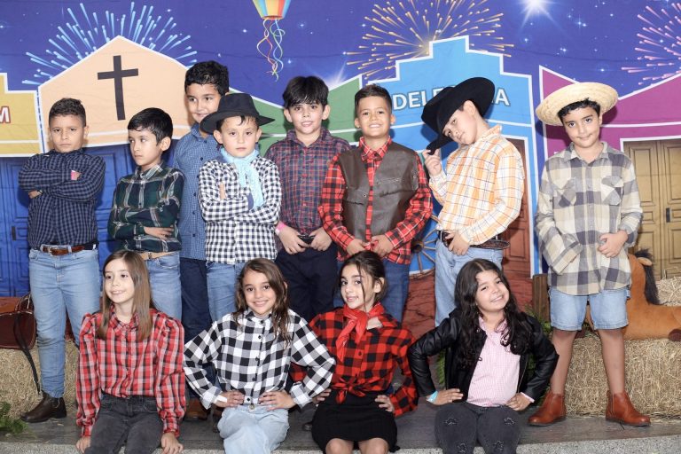 Alunos do Ensino Fundamental na festa junina da escola