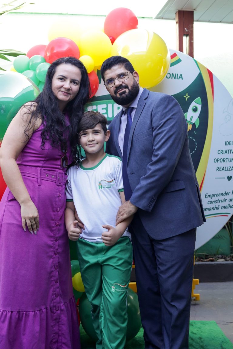 Aluno com os pais na Feira do Mini Empreendedor